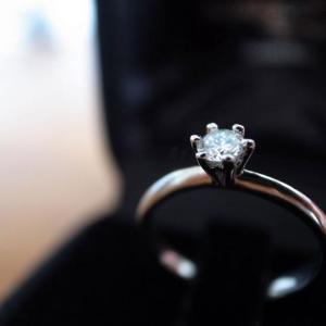4割以上の既婚女性が思うこと 「プロポーズありがとう。でも、もっと○○な婚約指輪が欲しかった」