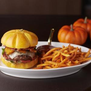 カボチャじゃないよ? 「グランドハイアット東京」の豪華ハロウィンバーガー