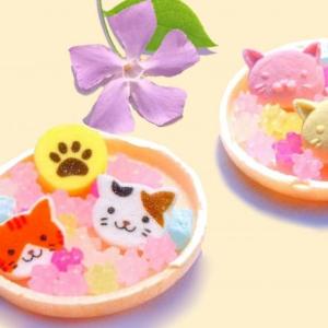 もなかの中からにゃんこがチラリ 猫の日に「ねこもにゃか」