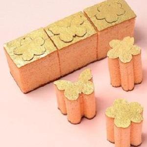 桜やチョウチョがきれいすぎ! 型抜きされた桜風味のカステラ