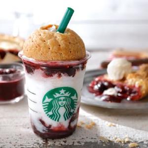 フラペチーノの上にパイ?! スタバ新作は斬新な「アメリカン チェリー パイ フラペチーノ」