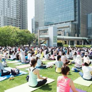 緑に囲まれてリフレッシュ! 東京ミッドタウンで無料のヨガ体験