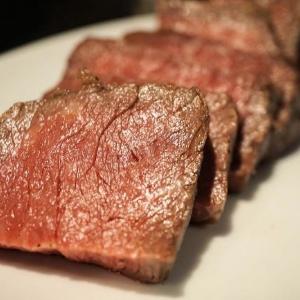 肉3種が1000円で食べ放題! 西新宿のバルが胸アツ「肉タイム」企画