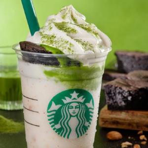 スタバ新作フラペチーノが大胆すぎ チョコケーキ丸ごとドーーンッ!