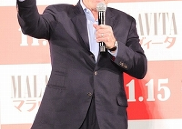 東京国際映画祭レポ　「マラヴィータ」／ロバート・デ・ニーロ、夫人と登場、700人の声援に応える