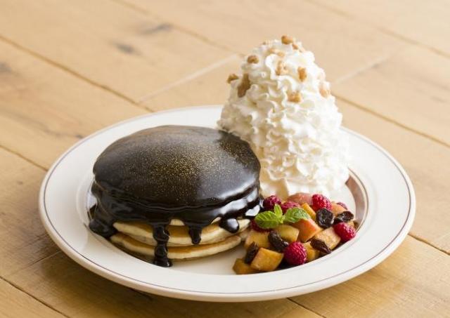 Eggs 'n Things銀座店2周年で「金箔パンケーキ」再び！　ビターチョコレートたっぷりがおいしそう