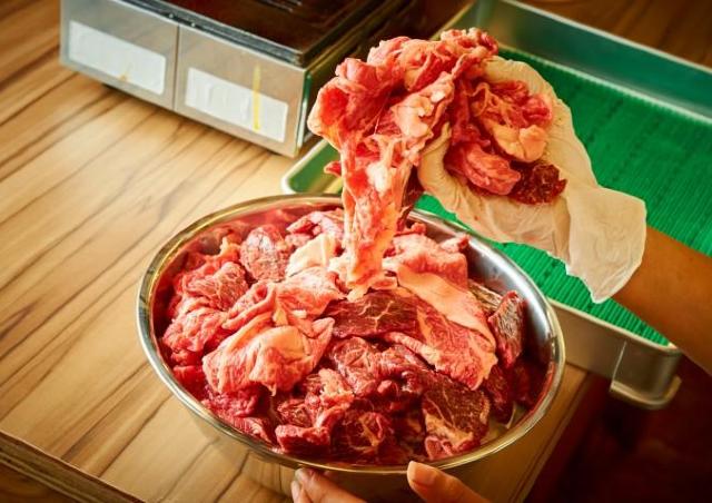 手の大きい友達を探せ！　立川の焼き肉店で1000円で国産和牛つかみ取り