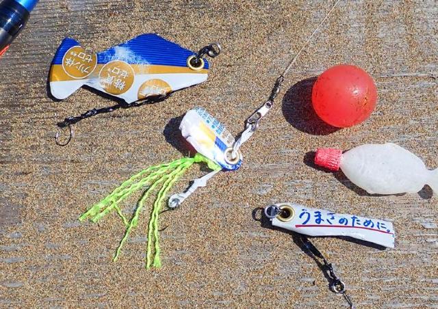 浜辺の漂着物を組み合わせて魚釣りを楽しもう。
