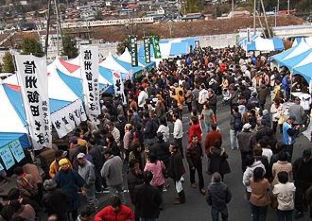 佐久間を舞台に各地のそばを食べ比べ