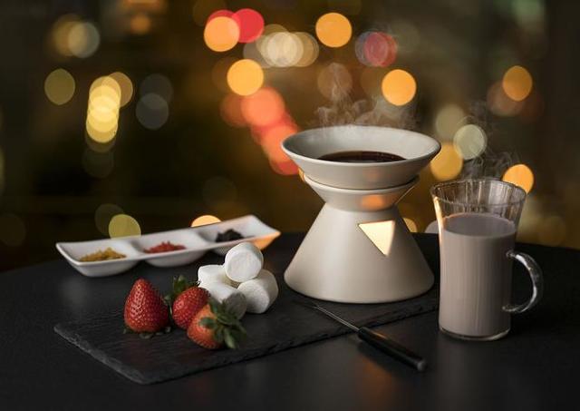 「炎のチョコレート」をテーマにしたバレンタイン限定のカクテル＆パフェ