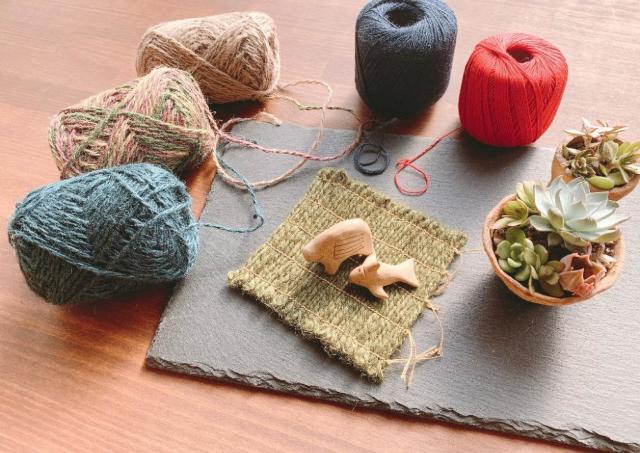 縄文時代に思いをはせ編み上げるコースター