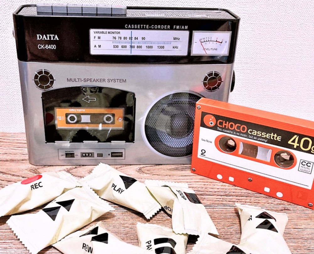 カルディの大人気「ラジカセ缶チョコ」を無事ゲット！中身もリアルで