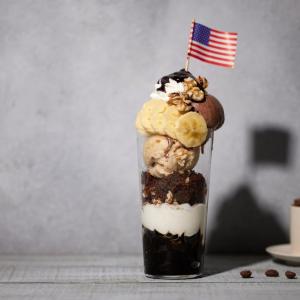 大満足のヴィーガンサンデーが限定登場中。仕上げはホットチョコレートファッジソースをたっぷりと。