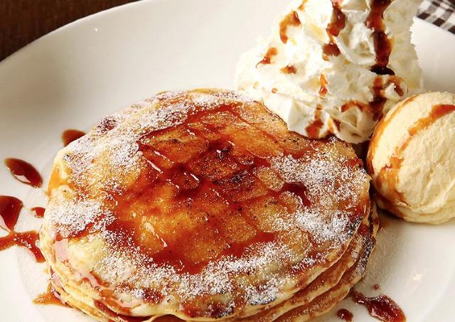 ふわふわでボリュームたっぷり！何度も食べたくなるハワイアンパンケーキ3選