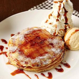 ふわふわでボリュームたっぷり！何度も食べたくなるハワイアンパンケーキ3選