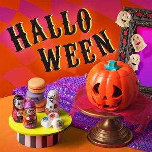 【カルディ】2025年も可愛い！魔法辞書クッキー缶に黒猫のナップザックも。ハロウィンアイテムにぴったりなアイテムが登場中♡