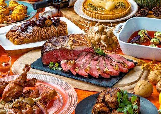 秋の旬の食材を取り入れた世界各国の料理が並ぶ