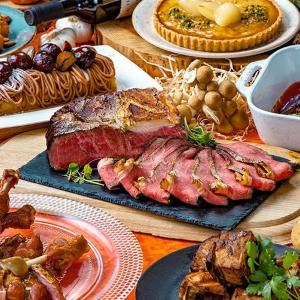 秋の旬の食材を取り入れた世界各国の料理が並ぶ