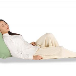 【プレゼント】疲れた身体にもっちり癒しの時間を！フランスベッドの「LTクッション さんかくクッション」（1名様）