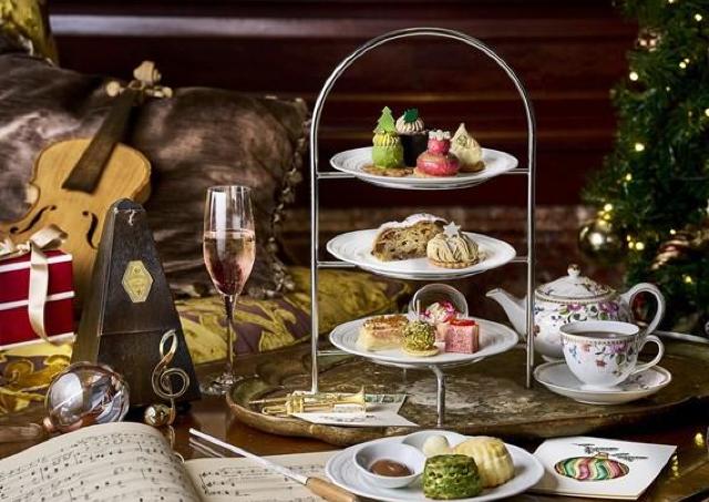 クリスマスムードを盛り上げる華やかなアフタヌーンティー