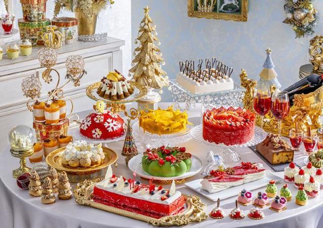 王様や女王陛下気分！巨大なクリスマスツリーを眺めながらのスイーツビュッフェ