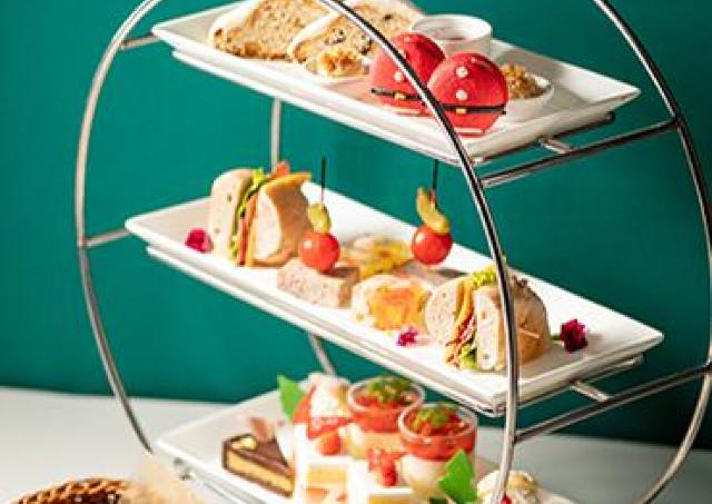 クリスマスカラーを取り入れた心躍るアフタヌーンティー