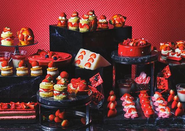 「赤」がテーマのスイーツビュッフェ