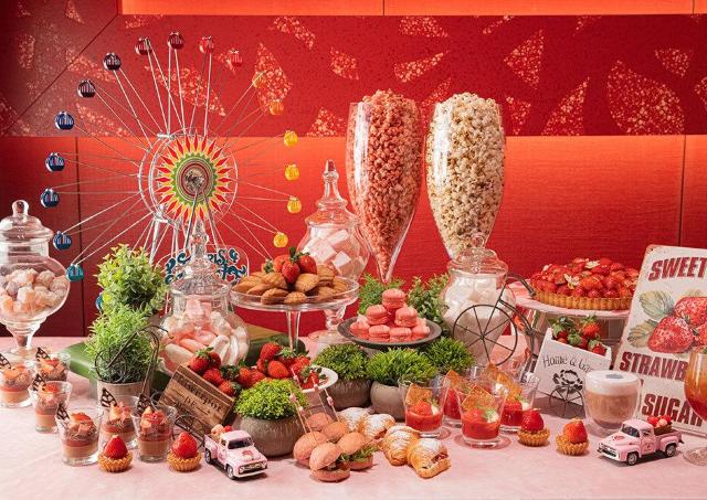 いちごを贅沢に使用したスイーツが並ぶ