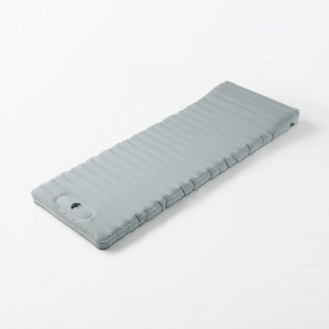 【無印良品】キャンプ、防災にもいいかも。新発売の「空気でできたマットレス」は省スペースで邪魔にならない。