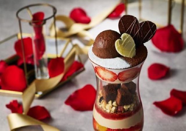 ヴァローナ社のチョコレートを使用した華やかなパフェ