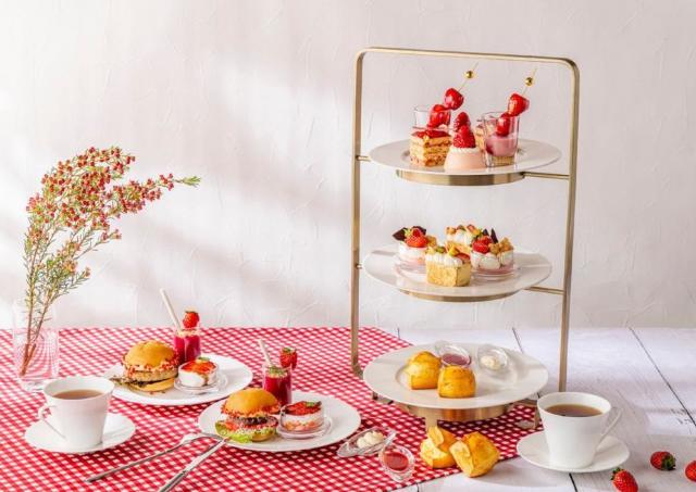 赤と白のカラーで華やかに♡いちごづくしのアフタヌーンティー