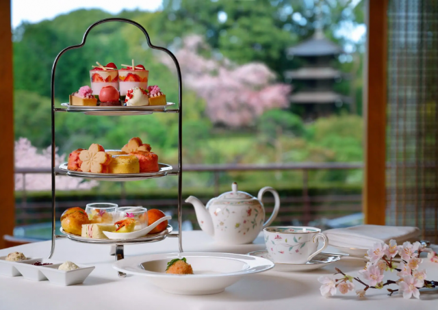 庭園の桜と共に堪能できる「桜×ストロベリーアフタヌーンティー」