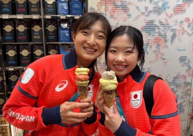 フィギュア坂本花織＆中井亜美、ジェラート手に持ちにっこり。「Venchiか」「食べたくなってきた」
