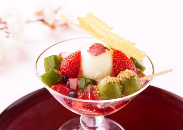 お花見気分になれる春の和風パフェ