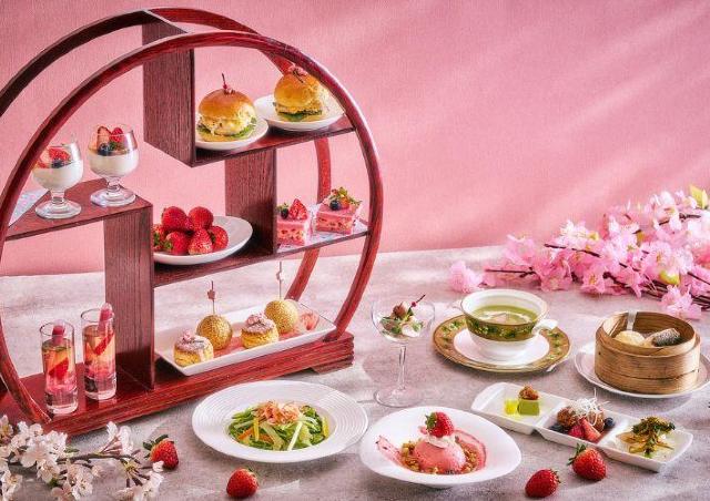 中華風アフタヌーンティーで桜と苺を味わう