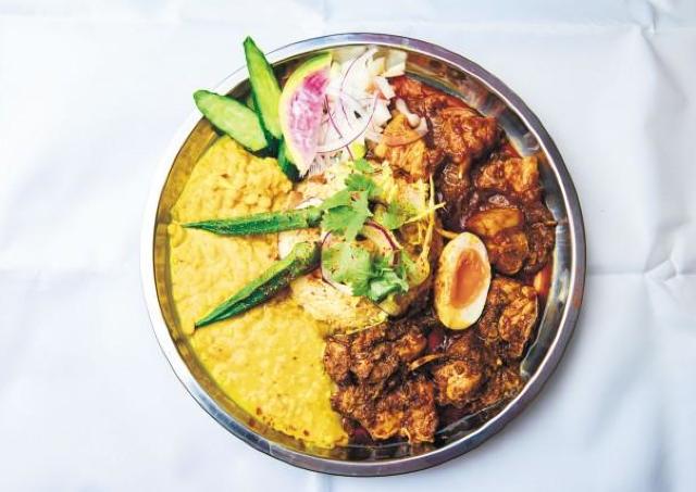 様々なカレーの食べ比べが楽しめる「カレーの祭典」