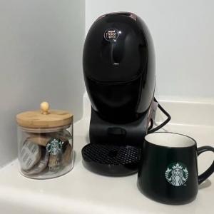 【プレゼント】おうちで心地よいカフェ気分が味わえる！　「ネスカフェ ドルチェ グスト ネオ カフェ シェア おうちでスターバックス セット」（3名様）