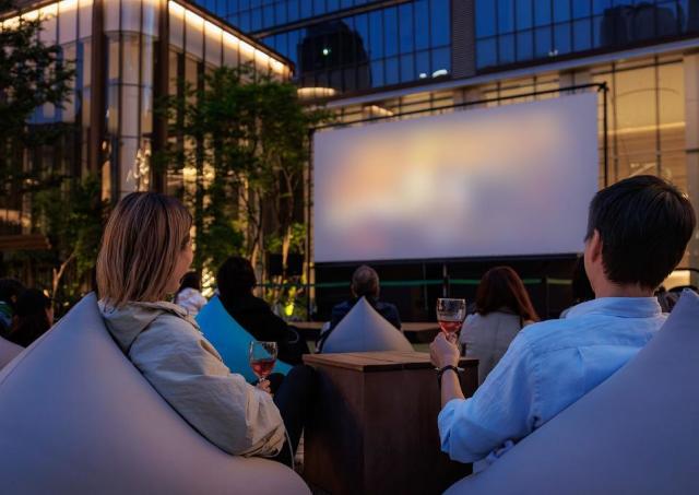 入場無料！初夏の麻布台ヒルズで屋外映画イベントを開催。名作洋画とハイセンスグルメを楽しめるよ。《5月30日・31日》
