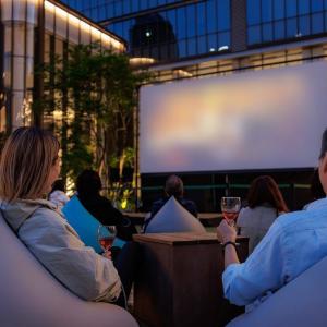入場無料！初夏の麻布台ヒルズで屋外映画イベントを開催。名作洋画とハイセンスグルメを楽しめるよ。《5月30日・31日》