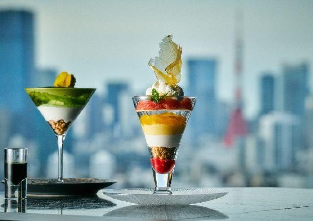 夜景を楽しみながら1日の締めくくりパフェを味わう