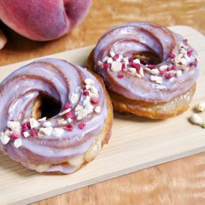 フレンチクルーラー専門店「FRECKLE donuts」の3号店が自由が丘に7月17日オープン。3日間限定でソフトドリンクが1杯もらえるよ～！