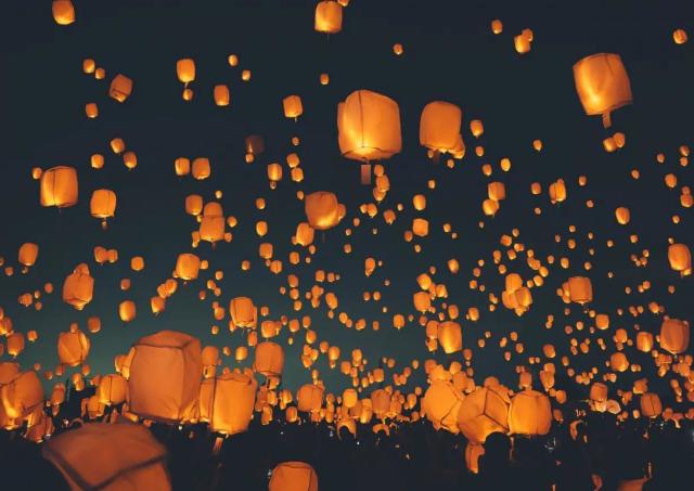 スカイランタンの優しい灯りが夏の夜空を照らす