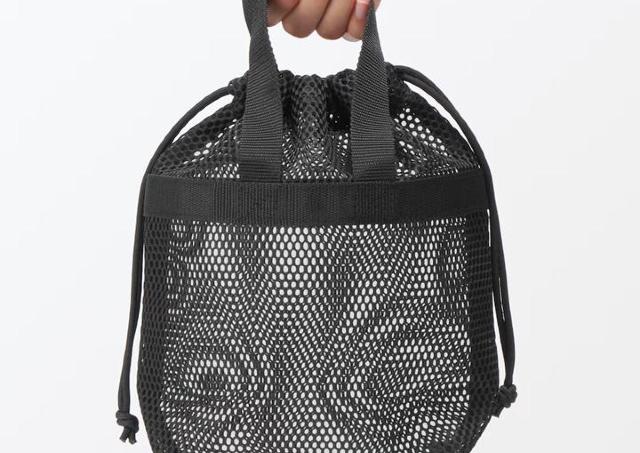 【無印良品】バズリ中のメッシュ巾着、ショルダーバッグにするカスタムが人気。