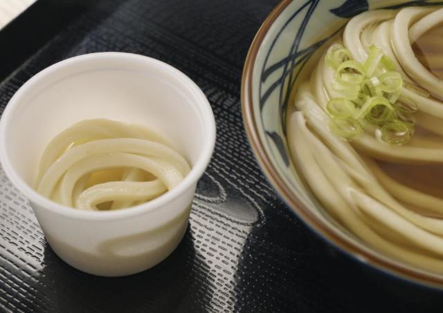 【丸亀製麺】2日間限定で「ひと口うどん」を無料配布！「釜抜き」と「締め」を食べ比べできる。