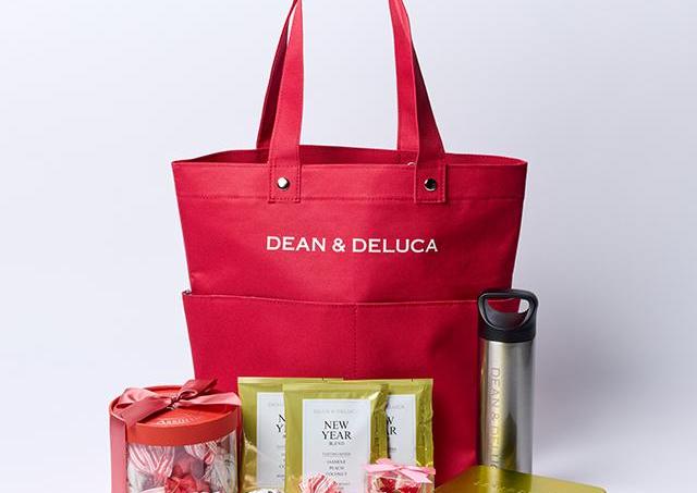 DEAN&DELUCA「冬の福袋2027」の先行販売エントリーは10月13日11時まで。目を引くレッドの保冷トートに干支クッキー缶などが入った豪華セット♡