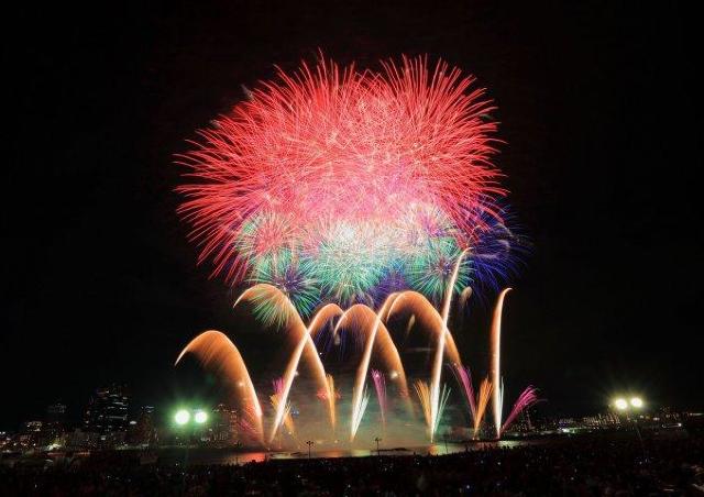大阪の夜空を花火が彩る！